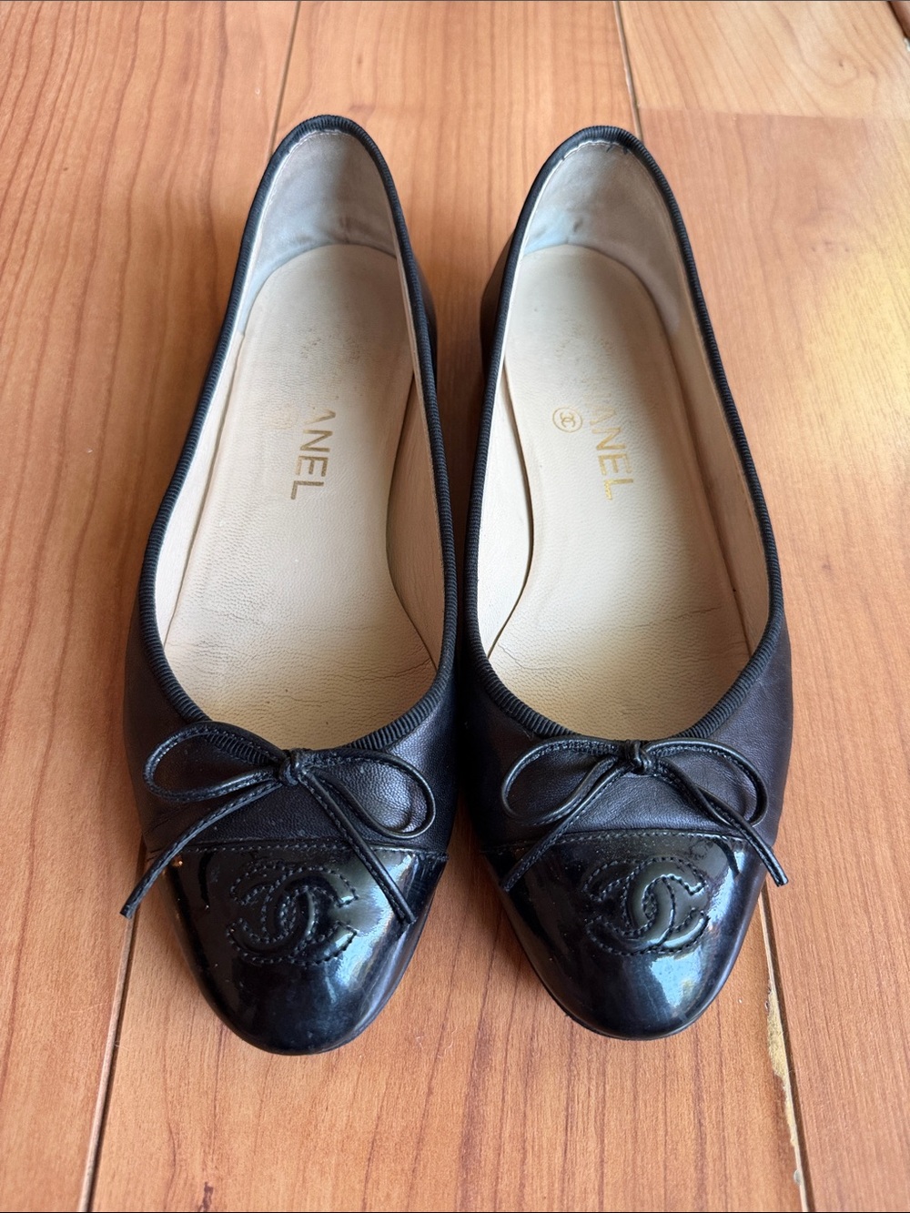 CHANEL Black Leather Ballet Flats with Bow and Patent CC Toe